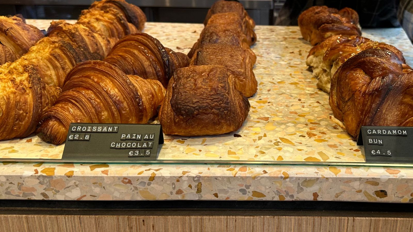 Bakery producten in de vitrine bij Margo's Amsterdam, foto door: Isa Teuwsen